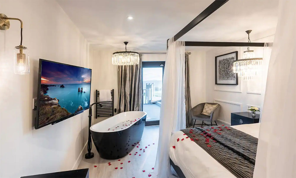 Luxury double bedroom at Chanalli Pool Manor